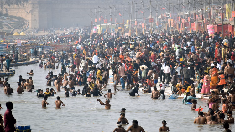 Magh Mela Snan Live:माघ मेले में श्रद्धालुओं की भारी भीड़, 12 बजे तक 50 लाख लोगों के स्नान करने का दावा - Prayagraj Magh Mela Snan Live Updates Makar Sankranti Shahi Snan Triveni Sangam Photos