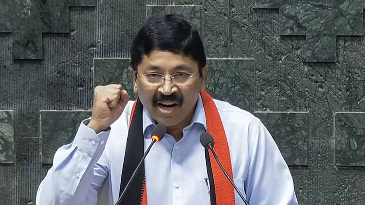 Tamil Nadu:उत्तर बनाम दक्षिण की तुलना पर घमासान, डीएमके सांसद दयानिधि मारन की टिप्पणी के बाद गरमाई सियासत - Tamil Nadu: Dmk Mp Dayanidhi Maran Remarks On North Indian Women Trigger Political Controversy