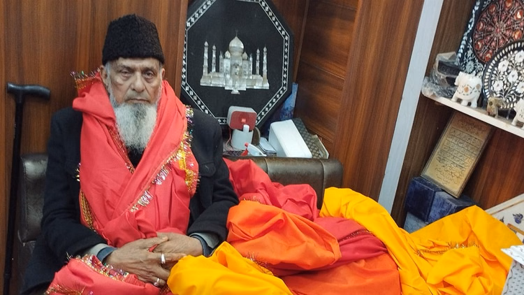 Taj Mahal:15 से 17 जनवरी तक ताजमहल में निशुल्क प्रवेश, इस दिन चढ़ेगी 1620 मीटर लंबी चादर - Taj Mahal Free Entry Shah Jahan Urs To Be Celebrated 15 To 17 January