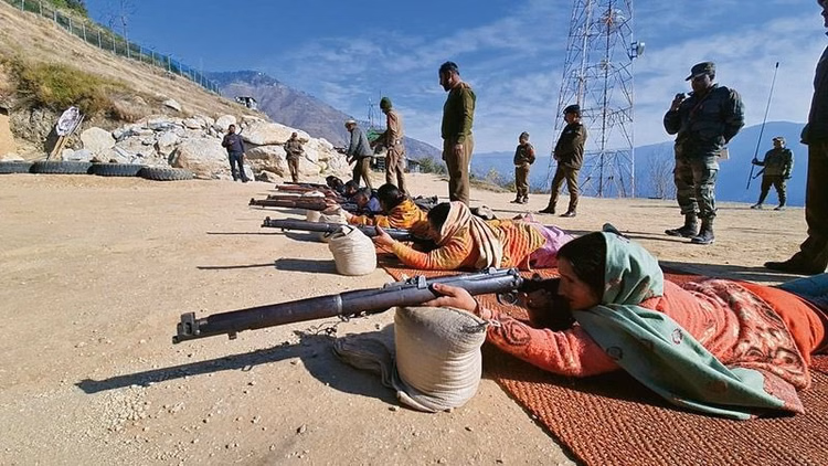 जम्मू-कश्मीर की वीरांगनाएं:आतंकवाद के खिलाफ सरहद की महिलाओं ने उठाई बंदूक, आतंकियों के लिए बनीं चुनौती - Women From Remote Villages In Jammu Took Up The Responsibility Of Security.