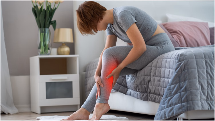 Yoga Tips:दर्द की दवा या योगासन, कौन बचाएगा सर्दी में आपकी रीढ़? - Winter Back Pain Causes  And Treatment Yoga Asanas For Joint Pain Relief In Hindi