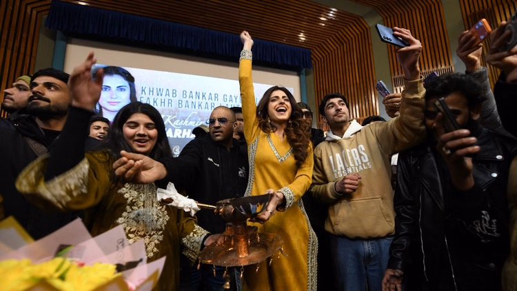 Bigg Boss 19 Runner-up:अपने फैंस से मिलने श्रीनगर पहुंचीं अभिनेत्री फरहाना भट्ट, बिग बॉस के सफर की बातें - Actress Farhana Reached Srinagar To Meet Her Fans