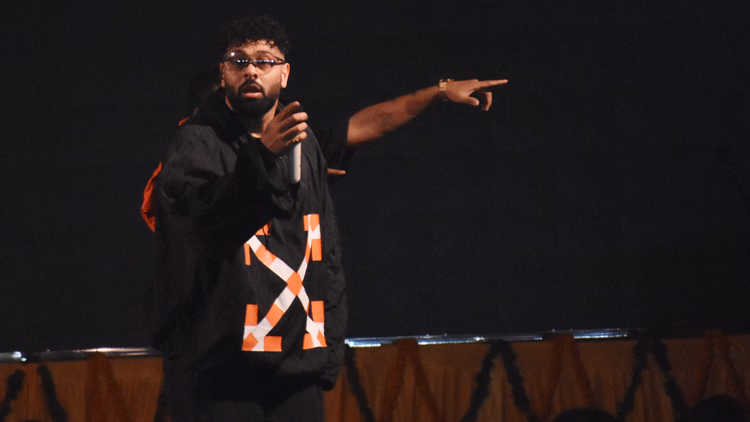 गोरखपुर महोत्सव:'डीजे वाले बाबू' ने मचाया गदर, बजते ही झूमी गोरक्षनगरी- मंच पर बादशाह के स्वैग ने बांधे रखा - Badshah's Charisma At The Bollywood Night Of Gorakhpur Mahotsav, Gorakhpur Swayed To One Song After Another.