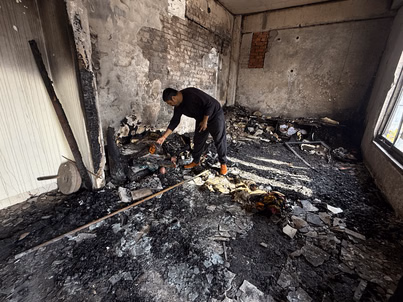 The Family Was Sleeping, Only When The Fire Brigade Arrived Did They Realise There Was A Fire. - Gorakhpur News - Up:सो रहा था परिवार, दमकल की गाड़ी आई तब पता चला लगी है आग- इतनी तेज थी लपट कि दीवारों में आ गई दरार