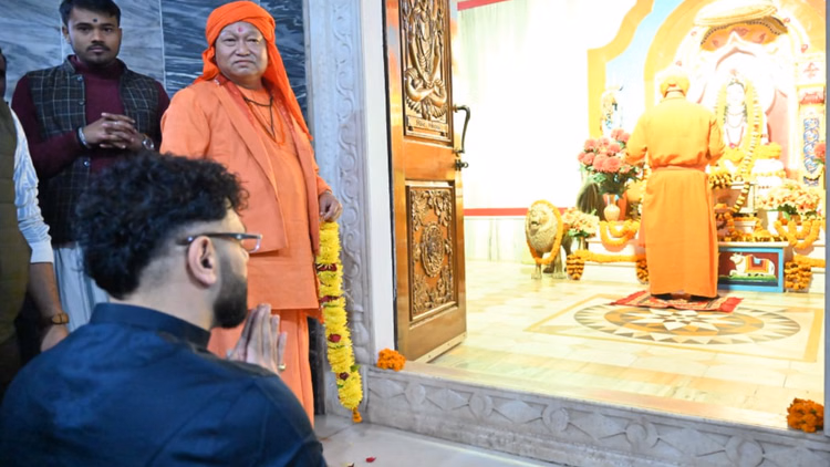 Singer Badshah Paid A Courtesy Call To Cm Yogi After Visiting Guru Gorakhnath - Gorakhpur News