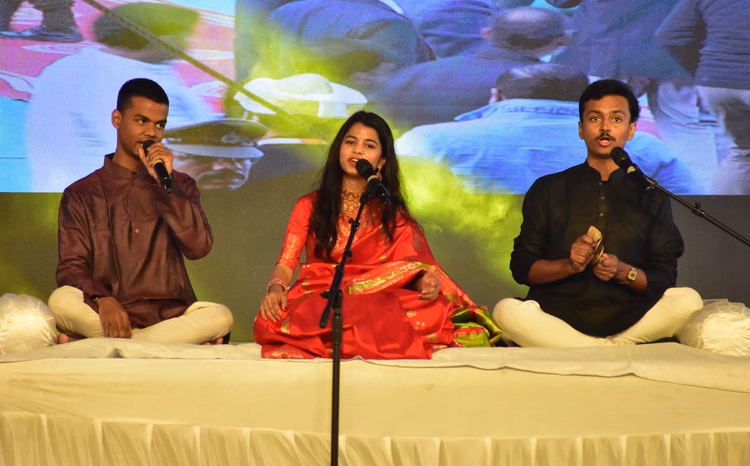 People Danced To The Hymns Of Maithili Thakur And Cheered Them By Clapping. - Gorakhpur News - Gorakhpur News:मैथिली ठाकुर के भजनों पर झूमे लोग, इत्मीनान से सुनते रहे Cm योगी- किया सम्मानित