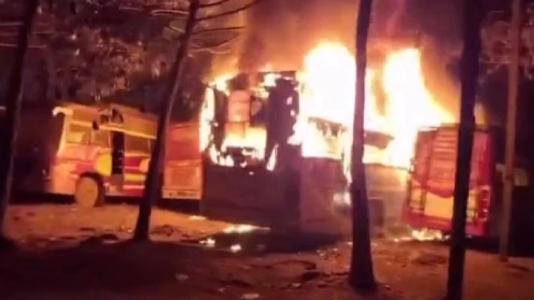 Raipur News:रायपुर Isbt में देर रात अफरा-तफरी, पार्किंग में खड़ी पांच बसें जलकर खाक - Late Night Chaos At Raipur Isbt, Five Buses Parked In The Parking Lot Burnt To Ashes