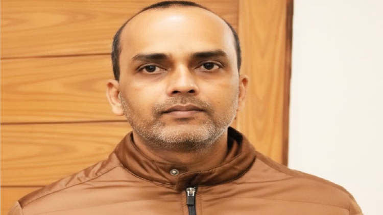 Pilibhit:रात में मनाया बेटी का जन्मदिन, सुबह फंदे से लटका मिला सराफा व्यापारी का शव; परिवार में मचा कोहराम - Body Of Bullion Trader Found Hanging From A Noose In A Cattle Shed In Pilibhit