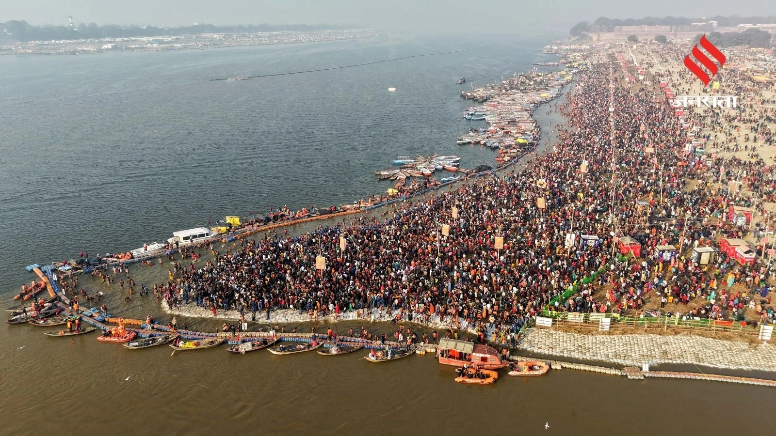 Makar Sankranti 2026: Devotees Take Holy Dip at Prayagraj Sangam as Massive Crowd Gathers at Magh Mela