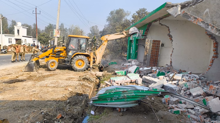 Bareilly News:चार दुकानों और मकान पर चला बुलडोजर, कब्जामुक्त कराई जमीन; कोर्ट के आदेश पर हुई कार्रवाई - Four Shops And A House Were Demolished By A Bulldozer In Bareilly