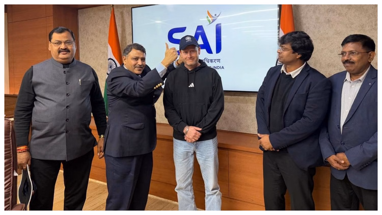 Sjoerd Marijne:मारिन औपचारिक तौर पर भारतीय महिला हॉकी टीम से जुड़े, दोबारा मिली है मुख्य कोच की जिम्मेदारी - Sjoerd Marijne Formally Joined The Indian Women's Hockey Team As Its Chief Coach Hockey India Share Photos