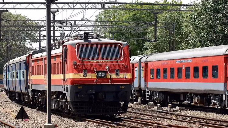 माघ मेला 2026:श्रद्धालुओं को राहत, भोपाल मंडल की 12 ट्रेनों का प्रयागराज में अतिरिक्त ठहराव - Magh Mela 2026: Relief For Devotees, 12 Trains Of Bhopal Division To Have Additional Stops In Prayagraj