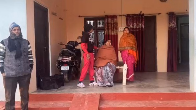 Up:सोते रह घरवाले...सात घंटे में 70 लाख के आभूषण ले गए चोर, फूट-फूट कर रोए परिजन; पहुंची पुलिस-फोरेंसिक टीम - Thieves Stole Jewelry Worth 70 Lakh Rupees Family Members Uncontrollably Forensic Team Arrived At Scene