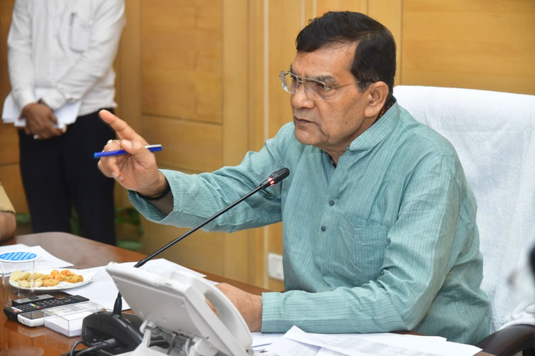 Lucknow:संविदा बिजली कर्मियों ने ऊर्जा मंत्री को सुनाई व्यथा, समस्याएं हल करने का मिला आश्वासन...जानें अपडेट - Lucknow: Contractual Power Employees Narrated Their Grievances To The Energy Minister, And Received Assurances