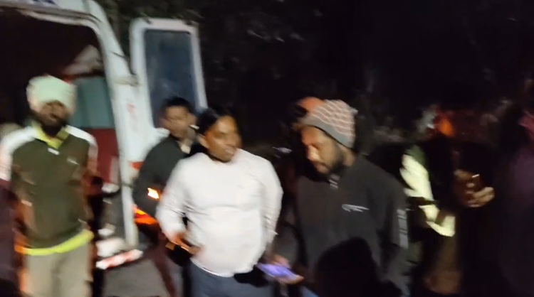 Seraikela Accident: Bike Collides With Parked Truck In Kandra Young Man Dies Child Seriously Injured - Jharkhand News