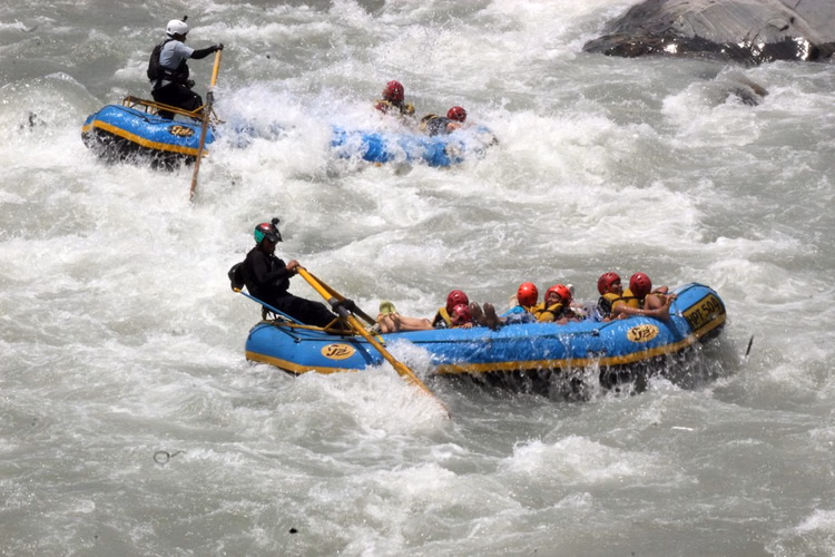 Rishikesh:राफ्टिंग के दौरान यूपी की महिला पर्यटक से बदसलूकी, मारपीट के आरोप में गाइड के खिलाफ एफआईआर दर्ज - Rishikesh News Woman Tourist From Up Was Allegedly Molested And Assaulted During A Rafting Trip Fir On Guide