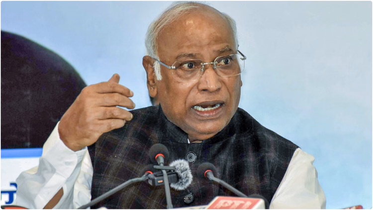 Mallikarjun Kharge:मणिकर्णिका घाट के पुनर्विकास को लेकर Pm मोदी पर बरसे खरगे, ऐतिहासिक धरोहर मिटाने का आरोप - Kharge Slams Pm Modi Over Manikarnika Ghat Redevelopment, Accuses Him Of Destroying Historical Heritage