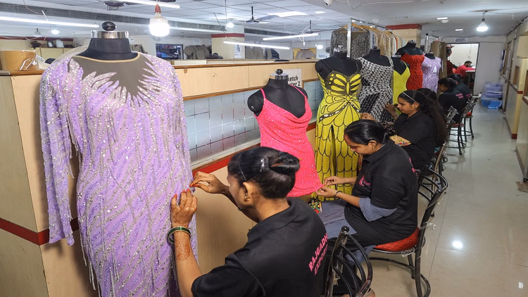 Up:वैश्विक मंच पर चमक रही जरी-जरदोजी और बांस-बेंत की कारीगरी, गली से निकल ग्लोबन बने बरेली के उत्पाद - Bareilly Zari-zardozi And Bamboo-cane Craftsmanship Are Shining On The Global Stage