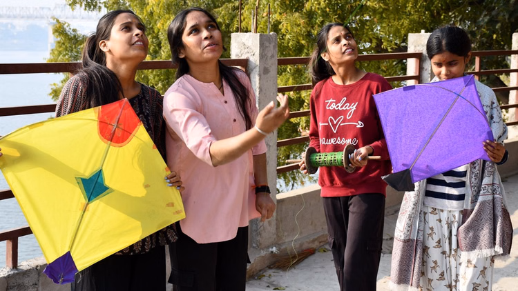 Makar Sankranti:तस्वीरों में देखें- मकर संक्रांति पर काशी की रौनक, घाटों से घरों तक लोगों ने जमकर उड़ाई पतंग - Makar Sankranti 2025 People Flew Kites Enthusiastically From Ganga Ghats To Homes In Varanasi