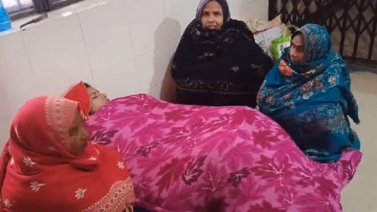 संवेदनहीनता:सीएचसी में आठ घंटे तक गैलरी में जमीन पर लेटी रही गर्भवती, स्टाफ ने वार्ड में नहीं किया भर्ती - Pregnant Woman Lay On The Floor In The Gallery At The Chc For Eight Hours In Pilibhit