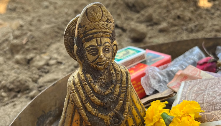 Unnao:छात्र को सपने में आए बाबा श्याम, पीपल के नीचे खोदाई में मिली खाटू श्याम की मूर्ति, पूजा-अर्चना शुरू - Unnao Student Dreamt Of Baba Shyam And During Excavation Under A Peepal Tree An Idol Of Khatu Shyam Was Found