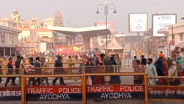 रामनगरी में मकर संक्रांति की धूम:रामलला को लगा खिचड़ी का भोग, ठंड में भी कम नहीं हुआ श्रद्धालुओं का उत्साह - Makar Sankranti Celebrations In Ramnagari: Khichdi Offered To Ram Lalla