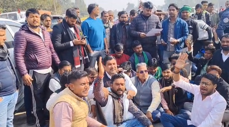 Barabanki:टोल प्लाजा पर अधिवक्ता से मारपीट के विरोध में प्रदर्शन, टोल गेट खुला, तीन कर्मी जेल भेजे गए - Barabanki: Protest Against Assault On Lawyer At Toll Plaza, Toll Gate Opened, Three Employees Sent To Jail