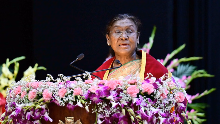 अमृतसर पहुंचीं राष्ट्रपति मुर्मू:जीएनडीयू के दीक्षांत समारोह में पंजाब में बढ़ती नशे की समस्या पर की बात - President Droupadi Murmu Visit To Punjab Amritsar Gndu Jalandhar