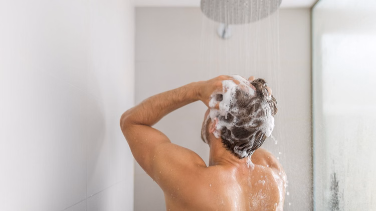 Skin Care Tips:गर्म पानी से स्किन ड्राई हो रही है? ये तरीके अपनाएं और त्वचा को बनाएं मक्खन सा सॉफ्ट - Dry Skin After Hot Shower What To Do Skin Ka Rukhapan Kaise Dur Kare