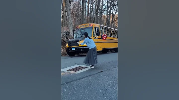 Mom started dancing after seeing school bus 😱 #shortvideo