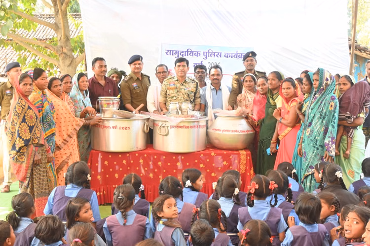 Samudayik Policing - Chhattisgarh News - Rajnandgaon:मोहला-मानपुर-अंबागढ़ में सामुदायिक पुलिसिंग, ग्रामीणों से जुड़ाव का प्रयास,एसपी ने किया संवाद