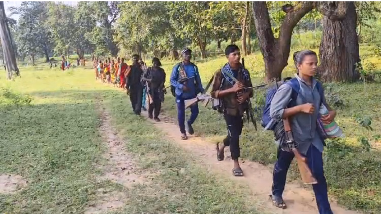 Chhattisgarh:बीजापुर में 52 नक्सलियों ने किया सरेंडर, 49 पर था 1.41 करोड़ रुपये का इनाम - Chhattisgarh 52 Naxalites Surrender In Bijapur 49 Of Them Had A Reward Of Rs 1.41 Crore On Their Heads