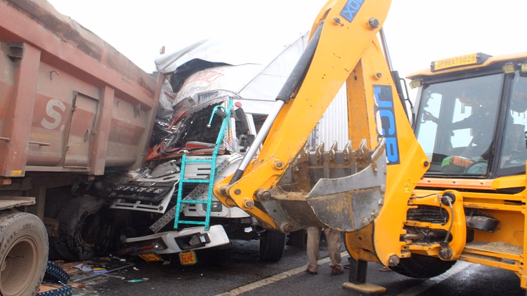 कोहरे का कहर:ट्रक ने मैक्स को मारी टक्कर, कंटेनर-डंपर भिड़ंत, एक चालक की मौत,  दूसरा स्टेयरिंग में फंसा रहा - Two Road Accidents In Hathras Due To Fog