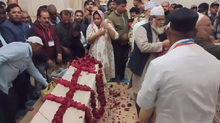 Taj Mahal:ताज में तीन दिवसीय उर्स शुरू, शाहजहां और मुमताज की असली कब्रों को देख सकेंगे पर्यटक; फ्री प्रवेश - Three-day Shaghjahan Urs Festival Has Begun At Taj Mahal In Agra