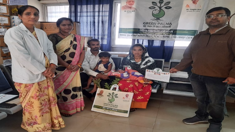 'मां की गोद से धरती की गोद तक':रायपुर में 'प्रोजेक्ट ग्रीन पालना' अभियान, प्रसूता माताओं को पौधों की भेंट - 'project Green Palna' Campaign In Raipur, Gifting Plants To New Mothers