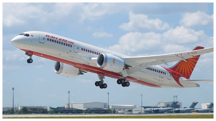 Air India:दिल्ली हवाई अड्डे पर एअर इंडिया का विमान क्षतिग्रस्त, इंजन में फंसा सामना; बाल-बाल टला हादसा - Air India Aircraft Damaged At Delhi Airport Luggage Stuck In The Engine Major Accident Narrowly Averted