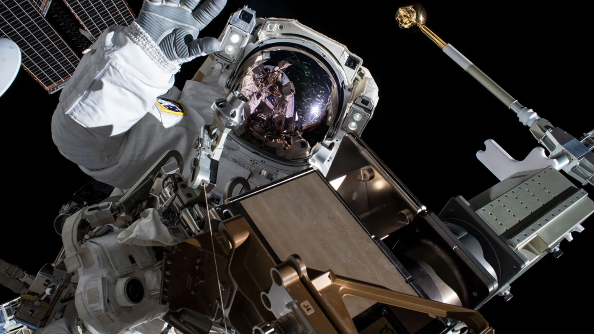 SpaceX कैप्सूल की प्रशांत महासागर में सफल लैंडिंग, पहली बार तबीयत खराब होने पर मिशन खत्म होने से पहले लौटे अंतरिक्ष यात्री