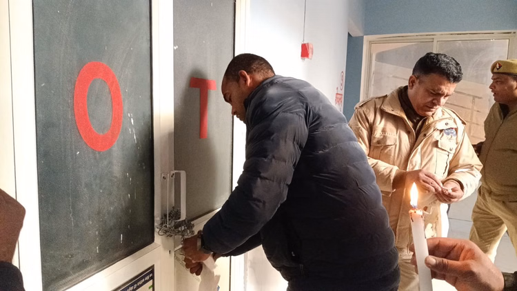 Budaun News:पुलिस-प्रशासन और स्वास्थ्य विभाग की टीम ने आरोग्यम अस्पताल पर मारा छापा, ओटी और लेबर रूम सील - Health Department Team Raid At Arogyam Hospital Ot And Labor Room Sealed In Budaun