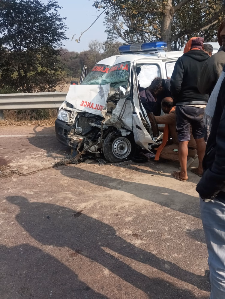A Small Elephant Hit An Ambulance, 1 Dead, 5 Injured. - Chhatarpur News - छतरपुर में भीषण सड़क हादसा:एंबुलेंस-छोटा हाथी की टक्कर, चालक की मौत; Nh-339 पर छाती पहाड़ी के पास घटी घटना