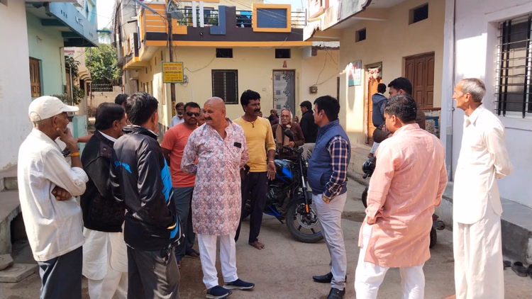 Mp:नगर परिषद की लापरवाही या सिस्टम की विफलता, गंदा का पानी पीने को मजबूर क्यों हैं लोग? 14 से ज्यादा बीमार - Khargone News: More Than 14 People In Mandleshwar Fall Ill After Drinking Contaminated Water.