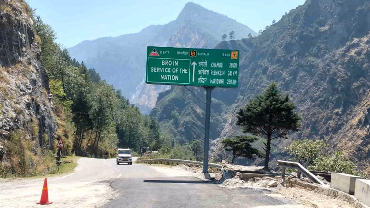 Highway Signboards:हाईवे साइनबोर्ड हरे रंग के ही क्यों होते हैं? जानिए इसके पीछे की पांच बड़ी वजहें - Why Are Highway Signboards Green? 5 Key Reasons Explained