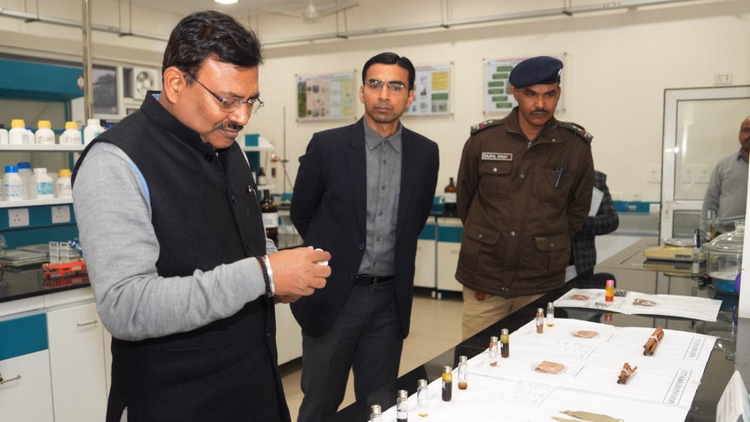 Dehradun:मुख्य सचिव ने किया सगंध पौधा केंद्र का भ्रमण, कहा- एरोमा फसलों का चयन कर किसानों को खेती से जोड़ें - Uttarakhand Chief Secretary Visited The Aromatic Plants Center In Dehradun Selaqui