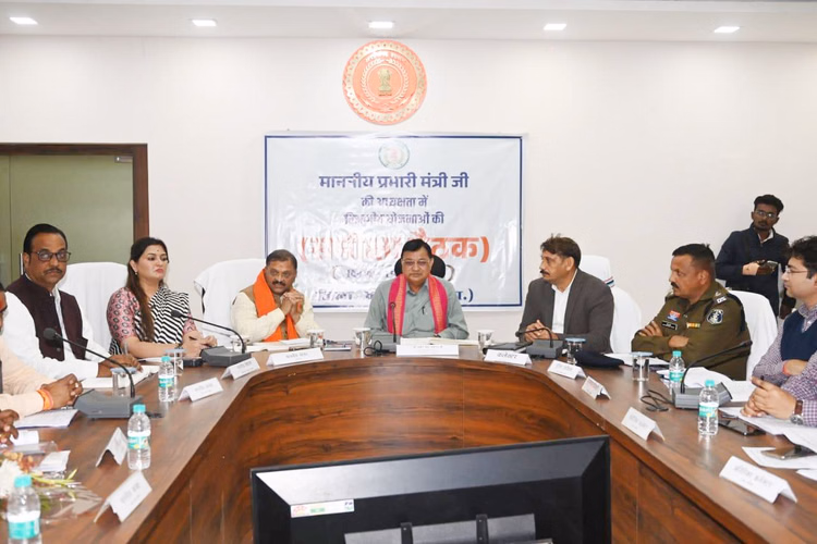 Minister Dewangan Held Review Meeting In Kabirdham - Kabirdham News