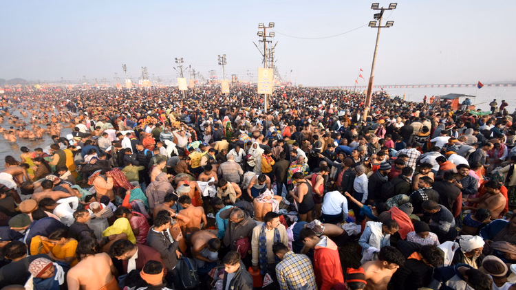 Magh Mela :मकर संक्रांति पर्व पर करीब एक करोड़ श्रद्धालुओं ने लगाई डुबकी, ड्रोन से की जा रही है निगरानी - Magh Mela: Millions Of Devotees Took A Holy Dip On Makar Sankranti, Drones Are Monitoring The Fair.