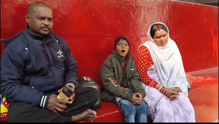 Attempt To Snatch A Child In Broad Daylight In Dhanbad, Commotion At Bus Stand; Woman Taken Into Custody - Jharkhand News