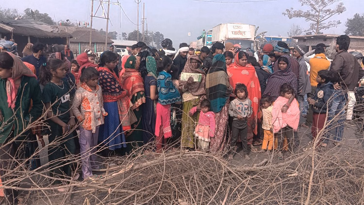 Saharsa News: Four-month-old Infant Dies Suspiciously After Vaccination, Family Blocks National Highway - Bihar News