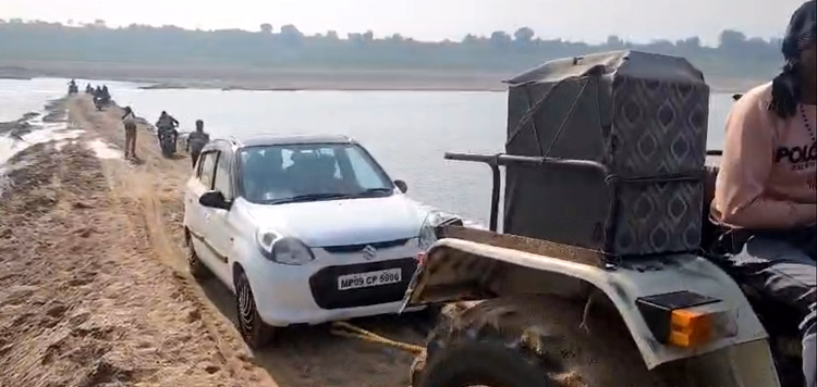 Vehicles Stranded On The Approach Road To The Pontoon Bridge. - Agra News