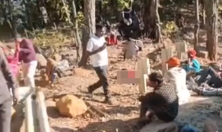 झारखंड के लातेहार में बड़ा सड़क हादसा:यात्रियों से भरी बस पलटी, पांच की मौत कई यात्री घायल; बचाव कार्य जारी - Jharkhand Latehar Bus Accident: 5 Killed