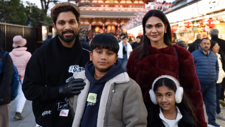 टोक्यो में नजर आए पुष्पा भाऊ, फैमिली संग गुजारा क्वालिटी टाइम; देखें अनदेखी तस्वीरें - Allu Arjun Pushpa 2 Japanese Dubbed Version Release In Tokyo Actor Spend Time With Family