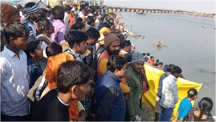 पीलीभीत में बड़ा हादसा:शारदा नदी में डूबे दो किशोर, बचाने कूदे युवक की भी गई जान, तीन मौतों से मचा कोहराम - Two Teen And Man Drowned In The Sharda River In Pilibhit